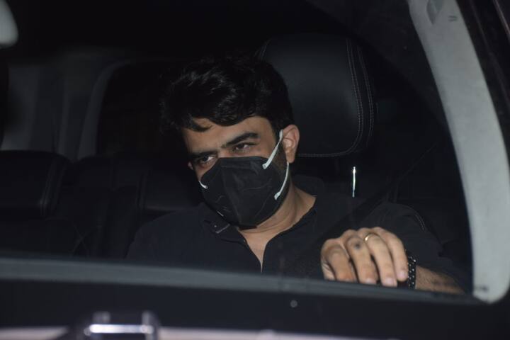 चेहरा ढका है पर आंखें तो बोल रही हैं. और कह रही हैं कि काश ये खबर झूठ होती और वो ना हो रहा होता जो फिलहाल हो रहा है.