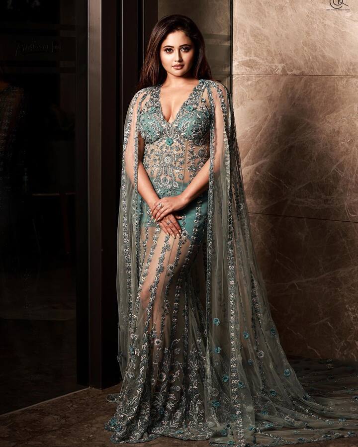 इस हॉफ शीयर सी ग्रीन गाउन में रश्मि का जलवा देखने लायक था. प्लंजिंग नेकलाइन वाले इस गाउन को रश्मि ने न्यूड मेकअप के साथ कैरी किया था.