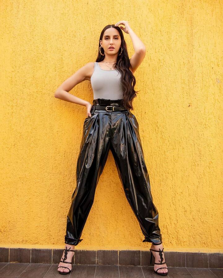 metallics-  नोरा का ये लुक साबित करता है कि स्ट्रीट स्टाइल में नोरा का कहीं मुकाबला नहीं है. इस ब्लैक मटेलिक पैंट के साथ नोरा ने स्लीवलेस टैंक टॉप पहना था.