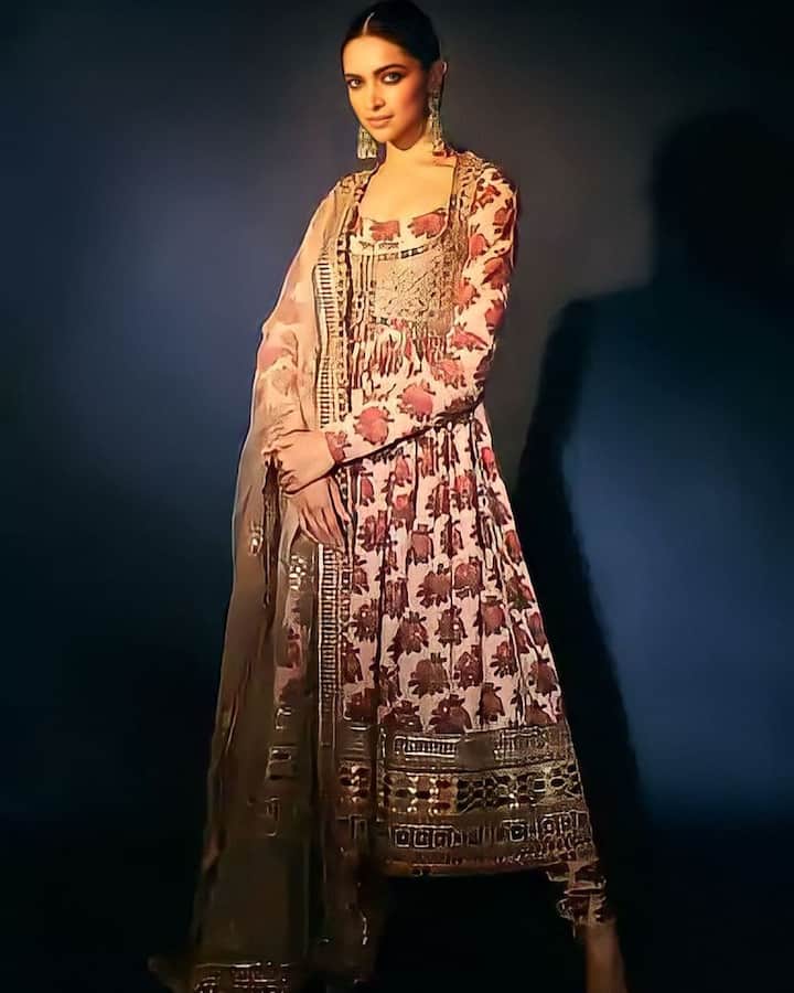 किसी भी त्यौहार को सेलिब्रेट करने के लिए आप भी दीपिका का ये लुक अपना सकती हैं, इस प्रिंटेड अनारकली सूट को एक्ट्रेस ने स्लीक हेयर और न्यूड मेकअप के साथ स्टाइल किया था.
