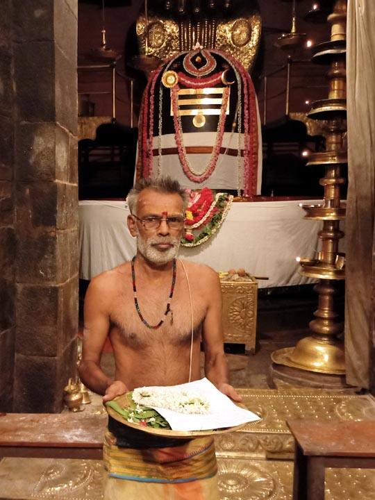 Hindu Munnani has petitioned Lord Shiva at Thanjavur Periyakoil to seek permission from the Tamil Nadu government to celebrate Ganesha Chaturthi ’விநாயகர் சதுர்த்திக்கு அனுமதி வேண்டும்’- பெரியகோயிலில் சிவனிடம் இந்து முன்னணி மனு...!