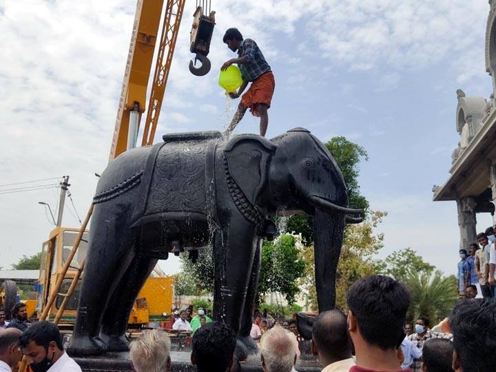 Stone elephant and horse statues made of stone weighing 35 tons at Ayyanar temple near Orathanadu in Tanjore district ஒரத்தநாடு அருகே அய்யனார் கோயிலில் 35 டன் எடையுள்ள யானை, குதிரை சிலைகள் பிரதிஷ்டை