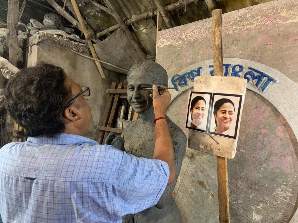 Durga Puja 2021 Special CM Mamata Banerjee's face in Devi Durga Idol at Baguiati Durga Puja 2021 Exclusive : মা দুর্গার মুখাবয়বে 'মা-মাটি-মানুষ'-এর নেত্রীর আদল, হাতে রাজ্যের নানা প্রকল্পের প্রতীক, চমক বাগুইআটির ক্লাবের