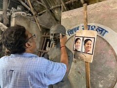 Durga Puja 2021 Exclusive : মা দুর্গার মুখাবয়বে 'মা-মাটি-মানুষ'-এর নেত্রীর আদল, হাতে রাজ্যের নানা প্রকল্পের প্রতীক, চমক বাগুইআটির ক্লাবের