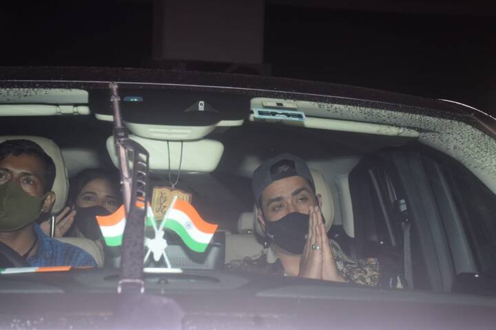 जैस्मिन भसीन सिद्धार्थ की क्लोज फ्रेंड हैं. और सिद्धार्थ की मौत से उन्हें भी सदमा लगा है. एयरपोर्ट से सीधे जैस्मिन और अली गोनी सिद्धार्थ के घर पहुंचे.