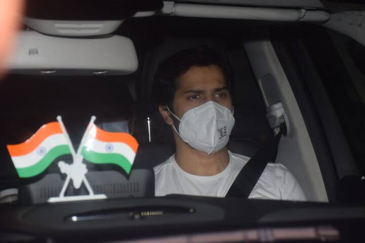 वरुण धवन सिद्धार्थ के घर पहुंचे उनकी बेबस और पूरी तरह टूट चुकी मां से मुलाकात की. उन्हें हिम्मत बंधाई. वरुण धवन और सिद्धार्थ शुक्ला एक साथ Humpty Sharma ki Dulhania में दिखे थे.