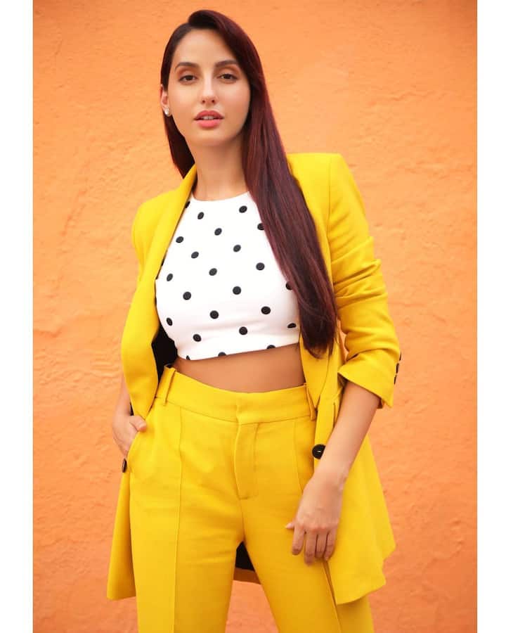 Nora Fatehi Street Style: Vibrant solids- पिछले कुछ समय से सॉलिड कलर्स को पसंद करने वालों की संख्या काफी बढ़ी है. वहीं, नोरा (Nora Fatehi) को वाइब्रेंट कलर काफी पसंद है. इस पीले पैंट और ब्लेज़र सेट ने नोरा की खूबसूरती में और निखार एड कर दिया है.