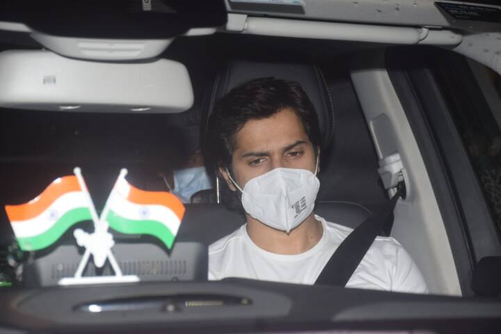 आज जब सिद्धार्थ हमारे बीच नहीं हैं तो अपने दोस्त, कोस्टार के परिवार को हिम्मत देने के लिए वरुण उनके घर पहुंचे.