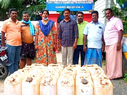 Marakkanam: 770 liters of illicit arrack seized in marakkanam தோண்ட தோண்ட சாராயம்... போலீஸ் வந்து ஆராயும்...அண்ணன், தம்பி தோராயம்!