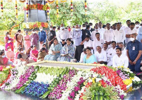 జగన్, షర్మిల ఎందుకు పలకరించుకోలేదు? ఇక ఆమెది ఒంటరి పోరాటమేనా?