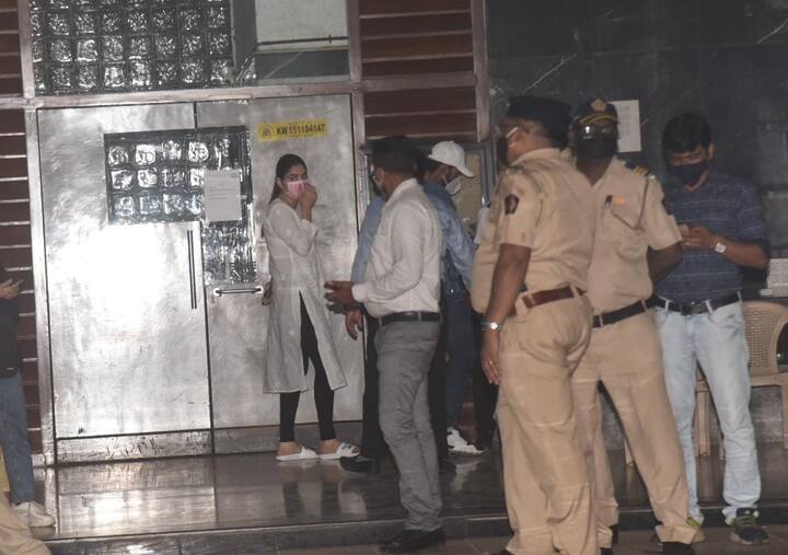 राहुल वैद्य को जब ये खबर हुई तो वो मुंबई से बाहर थे लेकिन जैसे ही वो मुंबई पहुंचे तो वो एयरपोर्ट से सीधे सिद्धार्थ के घर ही पहुंचे. इस दौरान उनके साथ दिशा परमार भी दिखीं.