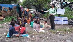 Kolkata Traffic Police Pics: শিক্ষকের ভূমিকায় পুলিশ, গরিব পরিবারের শিশুদের নিয়ে খোলা আকাশের নিচেই চলছে ক্লাসরুম