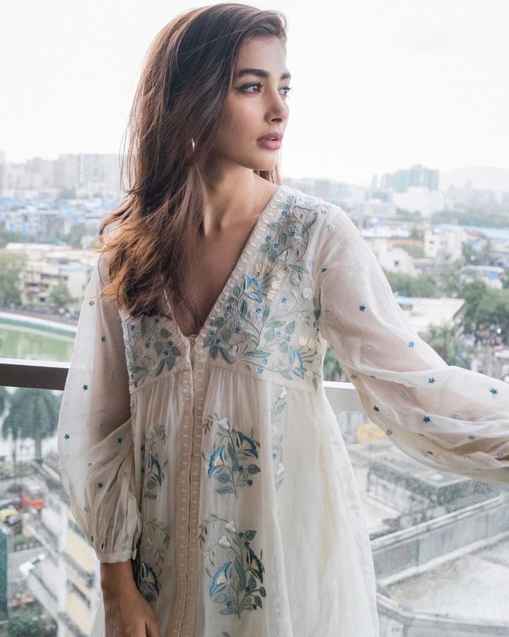 Pooja Hegde flaunts her toned midriff : पूजा हेगड़े (Pooja Hegde) , खूबसूरत एक्ट्रेस हैं जो इन दिनों अपने करियर के शानदार दौर से गुज़र रही हैं. पूजा अपनी खूबसूरती और एक्टिंग स्किल्स से साउथ फिल्म इंडस्ट्री के साथ-साथ बॉडीवुड में भी अपनी जगह बना रही हैं.