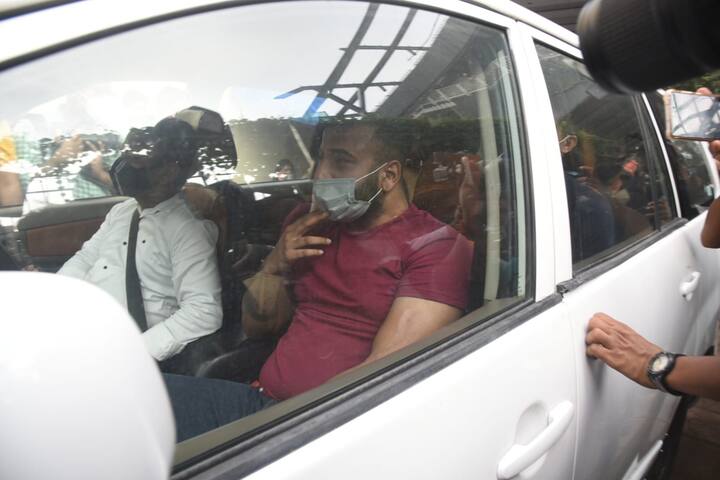 A while ago Shehnaaz Gill's brother Shehbaz Badesha was also spotted arriving at Sidharth’s residence. [pic credit: Manav Manglani]