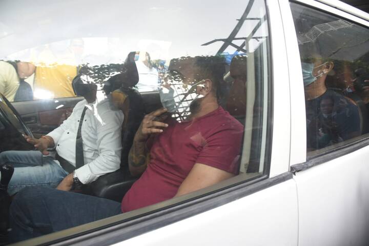 Shehnaaz Gill's brother Shehbaz Badesha arriving at Sidharth’s residence. [pic credit: Manav Manglani]