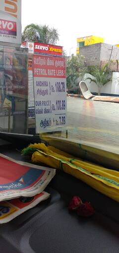 తమిళనాడులో ఏపీ పెట్రోల్ ధరలు.. బోర్డులు పెట్టి మరీ..