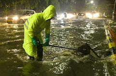 Hyderabad Rains: భాగ్యనగరంలో భారీ వర్షం.. రోడ్లపై వరద నీరేనా.. లేక నది ఉప్పొంగుతోందా?!