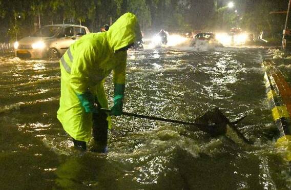 Hyderabad Rains: భాగ్యనగరంలో భారీ వర్షం.. రోడ్లపై వరద నీరేనా.. లేక నది ఉప్పొంగుతోందా?!