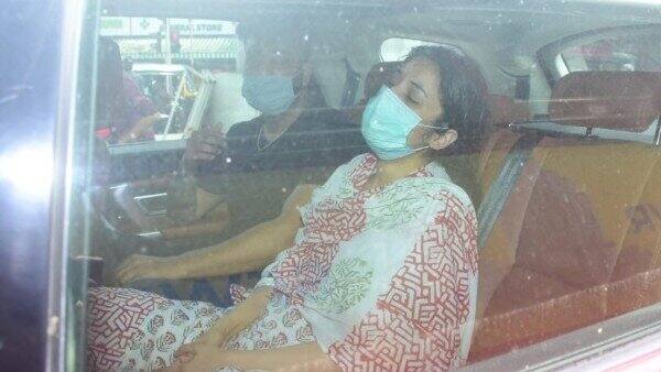 The actress was inconsolable as she arrived as the Oshiwara crematorium. [pic credit: Manav Manglani]