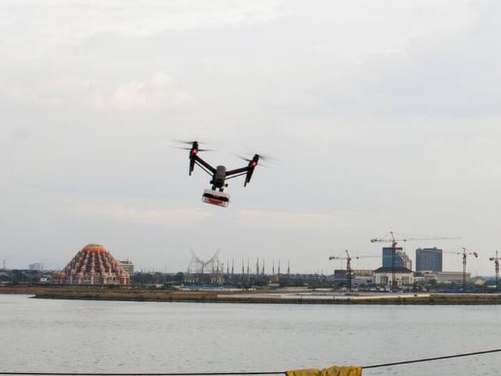 Innovation at the Time of Corona: In Indonesia team with drone flying capabilities provide medicine and food for Covid patients इंडोनेशिया में ड्रोन चलाने में माहिर लोगों की टीम बनीं लाइफलाइन, कोरोना मरीजों तक पहुंचा रही है मदद