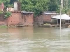 Lakhimpur Kheri Flood: लखीमपुर खीरी में कई नदियां उफान पर, किनारे बसे गांव में घुसा पानी