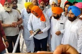 Congress's Harish Rawat Wipes Shoes At Gurdwara To Atone For 