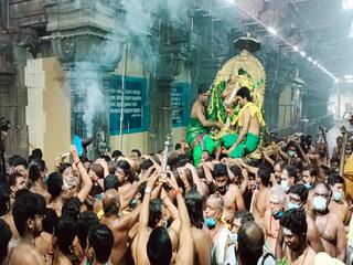 Thiruchendur Temple Festival: திருச்செந்தூர் ஆவணித் திருவிழா 8-ம் நாள்: பச்சை சாத்தி எழுந்தருளிய சண்முகர்!