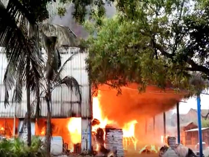 Krishna district gannavaram fire breaks out at vijaya polymers Fire Accident: కృష్ణా జిల్లా గన్నవరంలో భారీ అగ్ని ప్రమాదం.. కాలిబూడిదైన ప్లాస్టిక్ సంచుల పరిశ్రమ... రూ.కోట్లలో ఆస్తి నష్టం
