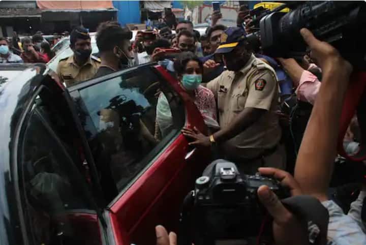 शहनाज, सिद्धार्थला सकाळी झोपेतून उठवण्यासाठी गेली होती. त्यावेळी त्यानं रिस्पॉन्ड केलं नाही. त्यानंतर शहनाजनं सिद्धार्थच्या घरच्यांना बोलावलं.