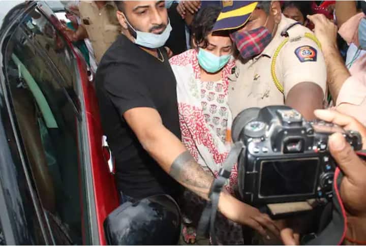 iसिद्धार्थ शुक्लाची जवळची मैत्रिण शहनाज कौर गिलला (Shehnaz Gill) या घटनेमुळे मोठा धक्का बसला आहे. मीडिया रिपोर्ट्सनुसार शहनाजनं आपल्या वडिलांना सांगितलं की, 'माझ्या हातात त्यानं जीव सोडला, मी आता कसं जगू.'