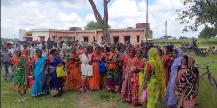 Purulia Child Death after Vaccination family alleges and protest outside health center Purulia: টিকাকরণের পর মৃত্যু, শিশুর দেহ নিয়ে স্বাস্থ্যকেন্দ্রে বিক্ষোভ পরিবারের