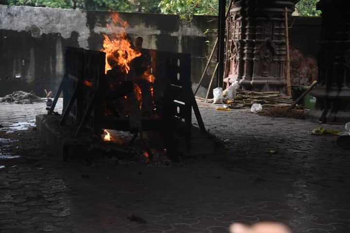 The ‘Balika Vadhu’ actor suffered a massive heart attack on Thursday and his last rites took place earlier today at Oshiwara Crematorium. (Image courtesy – Manav Manglani)