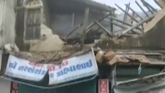 રાજકોટઃ ઉપલેટામાં નટવર રોડ પર દુકાનની ઉપર આવેલ જર્જરિત મકાન થયું ધરાશાયી