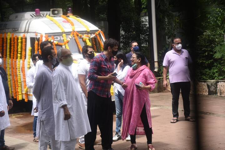 शुक्रवार को इंसान की जिंदगी की सबसे आखिरी प्रक्रिया भी सिद्धार्थ शुक्ला ने पूरी कर ली. मां के लिए तो लाडला अभी भी छोटा ही था. चाहती थीं कि उसका लाल उसके बुढ़ापे की लाठी बनेगा. लेकिन किस्मत की मार खूब पड़ी.