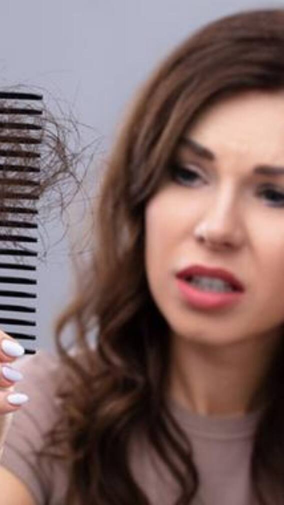 চুল ঝরছে অবিরত? ফোলিক অ্যাসিডের সমস্যা হতে পারে