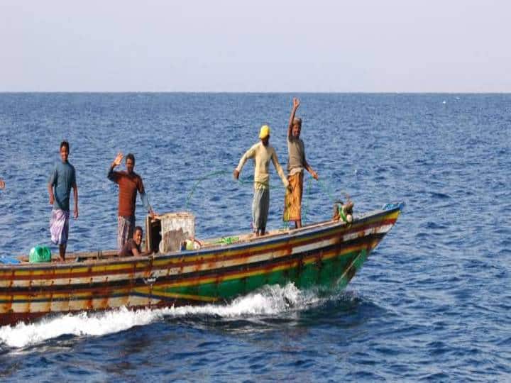 Sri Lankan Navy arrested 43 Indian fishermen and seiz six boats for allegedly poaching in the country territorial water Sri Lanka: श्रीलंका की नौसेना ने 43 भारतीय मछुआरों को किया गिरफ्तार, 6 नौकाओं को भी जब्त किया