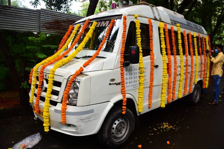 Sidharth Shukla's funeral took place at Oshiwara Crematorium. The ambulance with Sidharth's mortal remains left from Cooper Hospital to the crematorium. [pic credit: Manav Manglani]