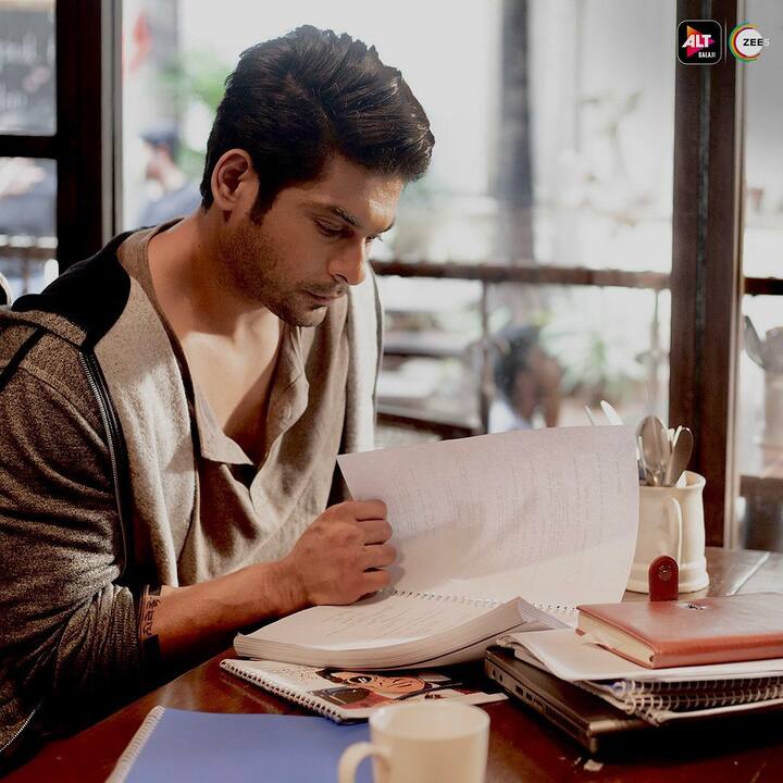 सिद्धार्थ के पास रोज कई सारे प्रोजेक्ट आते थे. वो स्क्रिप्ट्स पढ़ने के लिए शांति में बैठना पसंद करते थे, इसलिए उन्होंने एक खास कमरा बनवा रखा था.