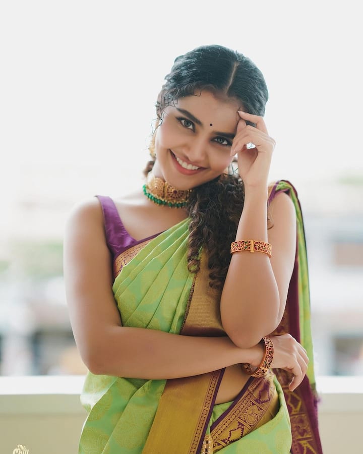 అనుపమా పరమేశ్వరన్.. అగరత్తు పొగలాంటి కురులు, చక్కని నవ్వుతో కుర్రాళ్ల గుండెలను గిటార్ లా వాయించేస్తోంది. (Image courtesy - Instagram)