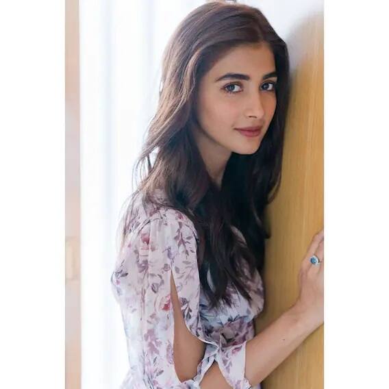 પૂજા હેગડે બહુ જલદી ફિલ્મ રાધે શ્યામમાં સુપરસ્ટાર પ્રભાસની સાથે દેખાશે.. જે 14 જાન્યુઆરી, 2022માં રિલીઝ થવાની છે. તેની પાસે તેલુગુ ફિલ્મ છે જેમાં તે ચિરંજીવીની સાથે કામ કરી રહી છે.