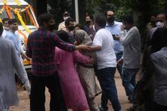 रूठ के हमसे कहीं, जब चले जाओगे तुमः Sidharth Shukla के दोस्तों से नहीं देखा गया उनका जाना, अंतिम संस्कार से पहले ही रोते हुए निकले बाहर