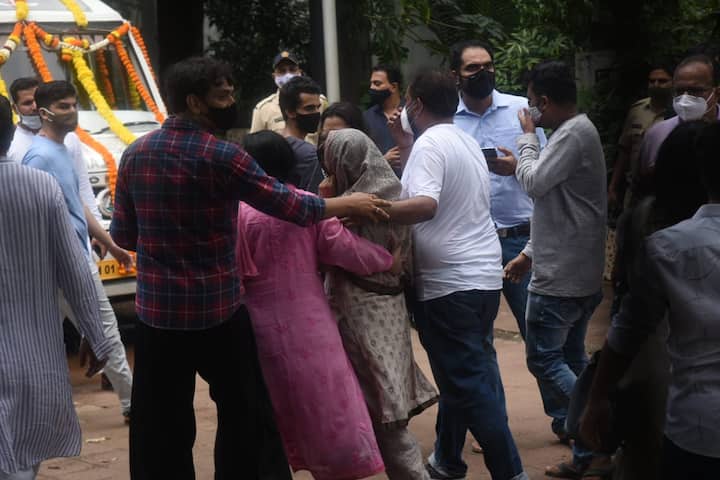 सिद्धार्थ शुक्ला का यूं चले जाना हर किसी को खल रहा है. परिवार पर तो मानो दुखों का पहाड़ ही टूट पड़ा है. 40 साल का नौजवान बेटा एक मां ने खोया है तो एक जिम्मेदार भाई को खोने के बाद बहनें बुरी हालत में हैं.