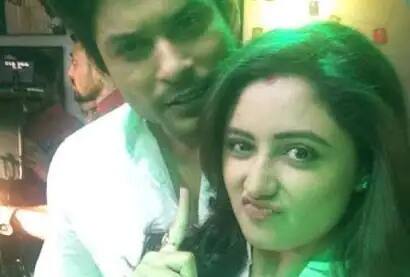 Siddharth Shukla Death: अभिनेता सिद्धार्थ शुक्लाच्या निधनानंतर मनोरंजन क्षेत्रात शोककळा पसरली आहे. सिद्धार्थची  मैत्रिण रश्मी देसाईनं इन्स्टाग्रामवर पोस्ट करत त्याला श्रद्धांजली अर्पण केली आहे.