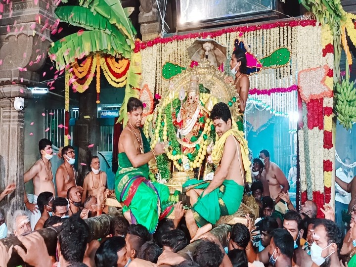 Thiruchendur Temple Festival: திருச்செந்தூர் ஆவணித் திருவிழா 8-ம் நாள்: பச்சை சாத்தி எழுந்தருளிய சண்முகர்!