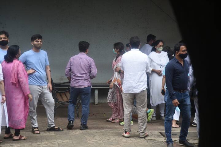 इसी तरह जय भानुशाली और सिद्धार्थ के कई दोस्त बिना कुछ बोले, नम आंखें लिए वापस लौट गए...और अब उनकी यादों में हमेशा के लिए सिद्धार्थ का वो चेहरा बस गया जिसे वो इस तरह कभी नहीं देखना चाहते थे.