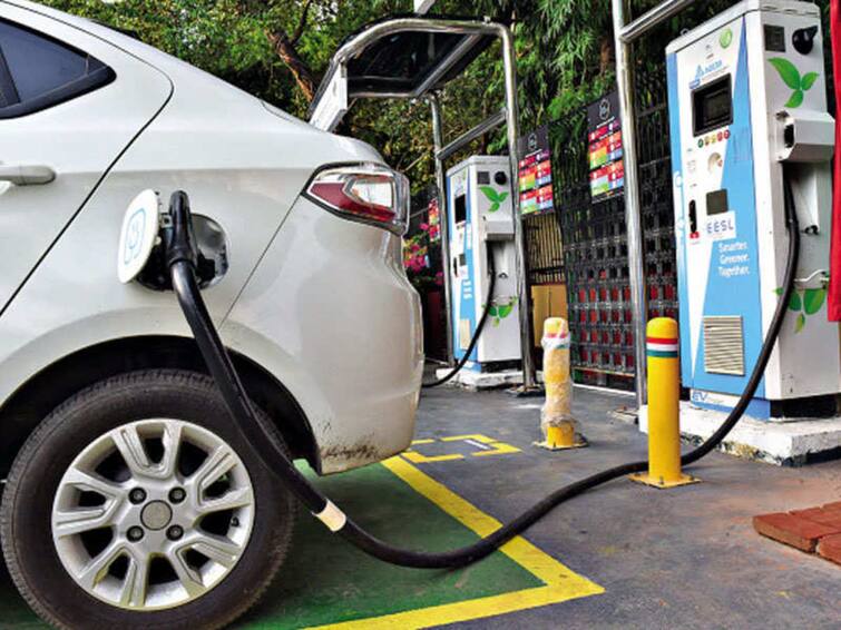 TSREDCO is planning to start EV charging stations in electric sub stations EV Charging Stations: తెలంగాణ విద్యుత్‌ సబ్‌స్టేషన్లలో ఎలక్ట్రికల్‌ చార్జింగ్‌ స్టేషన్లు..!