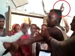 Jharkhand News: नशे में धुत शख्स ने कोरोना वैक्सीनेशन सेंटर पर किया हंगामा, स्वास्थ्यकर्मियों की चप्पल से की पिटाई