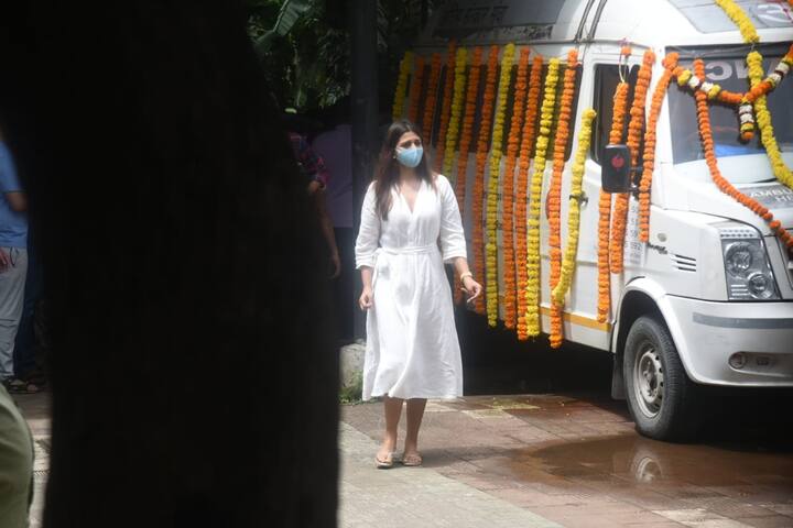 दोस्तों से तो अपने जिगरी सिद्धार्थ शुक्ला का जाना देखा भी नहीं गया. लिहाजा अंतिम दर्शन कर बाहर आ गए. आंखे रो रही थीं और होंठ चुप थे.