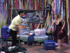 Bigg Boss OTT: Neha Bhasin ने Pratik Sehajpal पर फेंके जूते, जानिए क्या है वजह