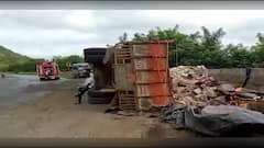 Satara Accident : खंबाटकी बोगद्याजवळ तेलाच्या ट्रकचा अपघात, रस्त्यावर तेलच तेल : ABP Majha